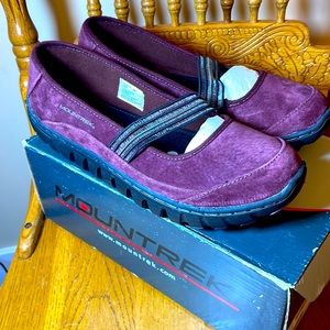 New in Box!! Mountrek Lotus Range Size 8